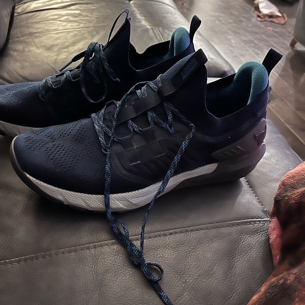 LIKE NEW Under armour Hover project rock shoes
